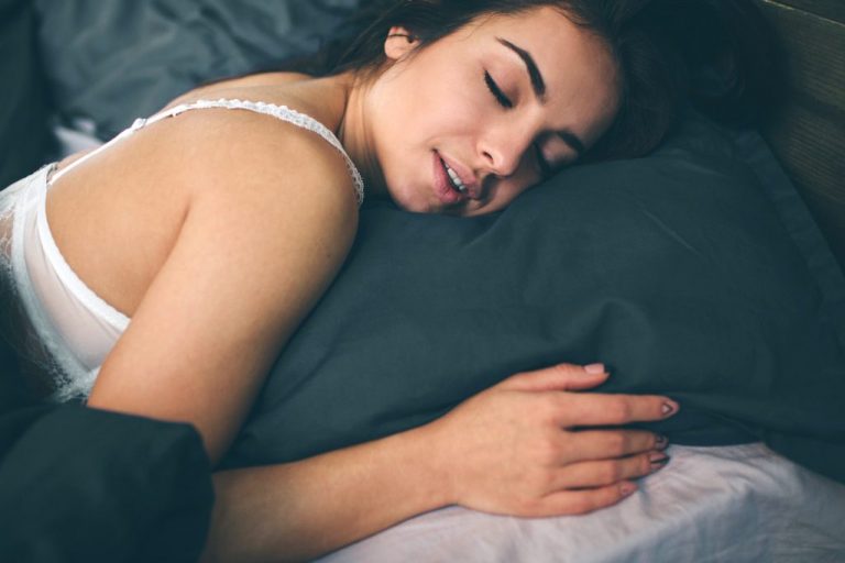 Ngủ nghiêng bên trái tốt cho người bệnh suy giãn tĩnh mạch